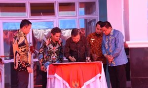 JK Resmikan Rusunawa Politeknik Bone dan Berikan Bantuan 3 Alat berat dan Motor Sampah ke Pemkab Bone saat Kunker