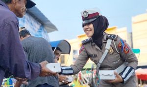 Photo, "Jumat Care" Sat lantas Polres Bone ajak masyarakat tertib berlalu lintas