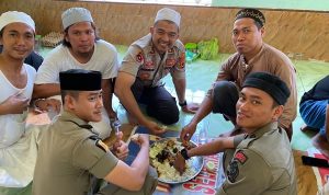 Hidupkan Sunnah cara makan Nabi, Kapolres Bone Makan satu nampan dengan anggota SATPOL PP