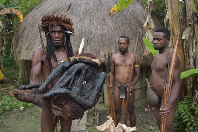 Suku Papua Nugini Kuno Menghisap Jenazah Untuk Melestarikan Tubuh Mereka