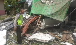Pekerja tewas setelah sebuah mobil menabrak rumah yang sedang dia kerja