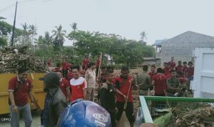 Bersama Dinas Lingkungan Hidup, Satpol PP Bone Bersihkan sampah di Kompleks Stadion Lapatau