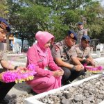 Personil Brimob Batalyon C Pelopor beserta bhayangkari melaksanakan Ziarah di TMP Watampone dalam rangka HUT Korps Brimob