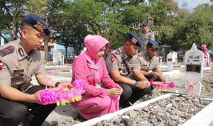 Personil Brimob Batalyon C Pelopor beserta bhayangkari melaksanakan Ziarah di TMP Watampone dalam rangka HUT Korps Brimob