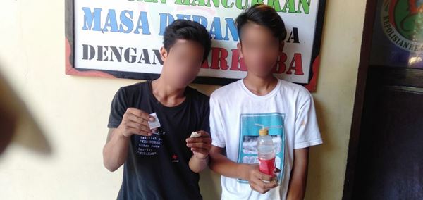Lagi Asik NYABU, Dua Pemuda Diringkus Satres Narkoba Polres Bantaeng