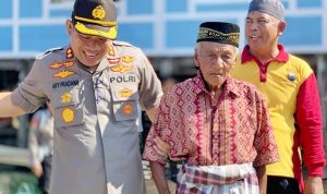 Kapolres Bone Berikan Perahu sampan untuk Untuk Kakek Baco, Nelayan Tua yang Perahunya Telah Usang dan Bocor – bocor