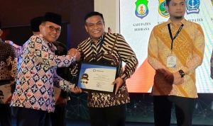 Bupati Bone Terima penghargaan Predikat Kepatuhan Standart Pelayanan Publik Tahun 2019