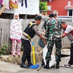 Sinergitas TNI - POLRI Bergotong Royong Bersama di Lingkungan Lacokkong guna sadarkan warga akan kebersihan lingkungan