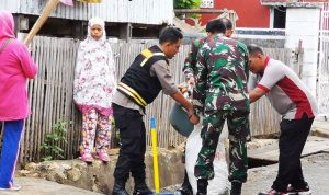 WhatsApp Image 2019-12-07 at 13.17.20 Sinergitas TNI - POLRI Bergotong Royong Bersama di Lingkungan Lacokkong guna sadarkan warga akan kebersihan lingkungan