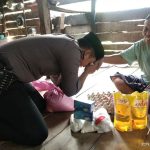 Bhabinkamtibmas Desa Ulaweng Riaja, Briptu Andi Parakkasi berikan bantuan kepada warga kurang mampu