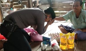 Bhabinkamtibmas Desa Ulaweng Riaja, Briptu Andi Parakkasi berikan bantuan kepada warga kurang mampu