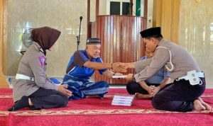 Program Peduli Masjid, Polantas Polres Bone Sumbangkan Al-qur'an ke Masjid Nurul Muttahidah