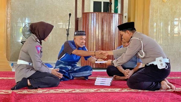 Program Peduli Masjid, Polantas Polres Bone Sumbangkan Al-qur'an ke Masjid Nurul Muttahidah