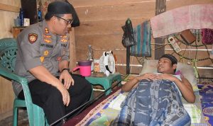 Kapolres Bone beri bantuan kepada Warga penderita Lumpuh Menahun