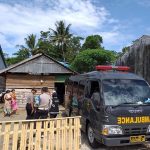 Tim Dokkes Polres Bone Mengevakuasi Warga Lumpuh selama 7 tahun