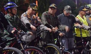Patroli Gabungan Pemantauan dan Pengamanan Malam Natal, Rombongan Kunjungi gereja di Bone menggunakan Sepeda