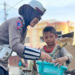 Jumat Care, Polwan Cantik Bagikan Makanan kepada Kaum Duafa