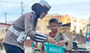 Jumat Care, Polwan Cantik Bagikan Makanan kepada Kaum Duafa