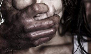 Pria Malaysia Merampok pasangan kekasih dan memaksa wanitanya untuk melakukan Oral Seks