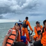 Dihempas Ombak dan Kapal menghantam Karang, 5 Nelayan berhasil di Evakuasi TIM SAR Gabungan
