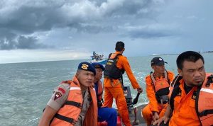 Dihempas Ombak dan Kapal menghantam Karang, 5 Nelayan berhasil di Evakuasi TIM SAR Gabungan