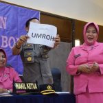 Pertemuan Rutin Bulanan Bhayangkari, Kapolres Bone serahkan Door Prize paket Umroh