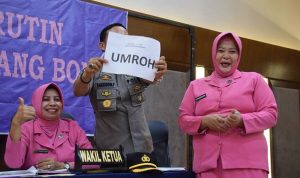 Pertemuan Rutin Bulanan Bhayangkari, Kapolres Bone serahkan Door Prize paket Umroh