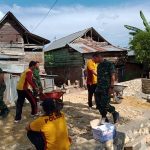 Bersama TNI, Personil Sat Intelkam Polres Bone Laksanakan Gotong Royong Bedah Rumah