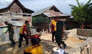 Bersama TNI, Personil Sat Intelkam Polres Bone Laksanakan Gotong Royong Bedah Rumah