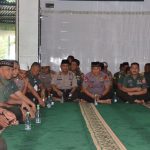 Sinergitas TNI POLRI Mengikuti Tauziah Bersama di di Masjid Al-Istiqomah Korem 141 TP