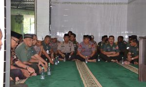 Sinergitas TNI POLRI Mengikuti Tauziah Bersama di di Masjid Al-Istiqomah Korem 141 TP