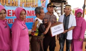 Polisi Peduli, Bhayangkari Polsek Cenrana Berikan Bantuan Kepada Penderita Stroke 10 Tahun