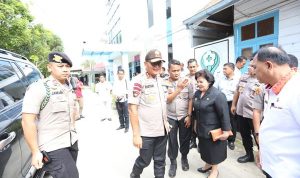 Bentuk Simpatik Dan Peduli, Kapolda Sumut Jenguk Anggota Polri Yang Terluka Saat Bertugas