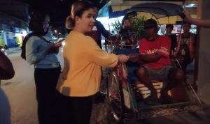 Tukang Becak usia 69 tahun di Bone mendapat perhatian Khusus dari Seorang Dermawan Cantik dari Jakarta