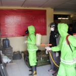 Cegah COVID 19, Personel semprotkan cairan Desinfektak ke seluruh sudut bangunan Mako Batalyon C Pelopor