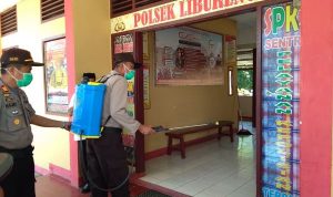 Cegah COVID19, Polsek bersama UPTD Puskesmas Libureng lakukan penyemprotan di tempat -tempat umum