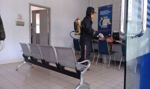 Antisipasi penyebaran Virus Corona, Personil Koramil 1424-02 Sinjai Barat Semprotkan Desinfektan ke sejumlah tempat umum