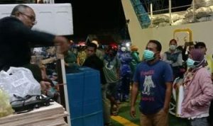 Petugas Medis dan Calon Penumpang Adu Mulut Saat Pemeriksaan