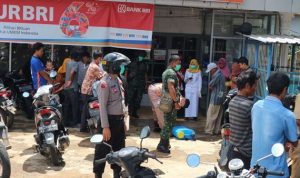 Penyemprotan Desinfektan di tempat tempat umum wilayah Hukum Polsek Libureng