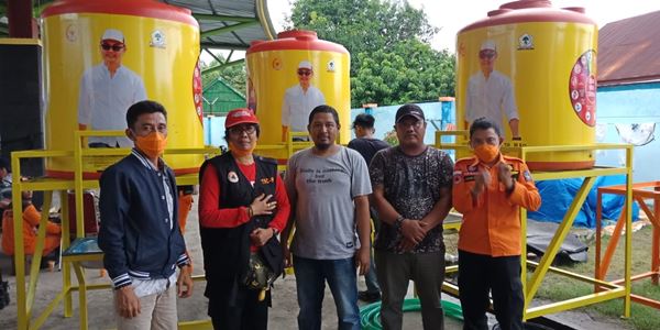 Lawan COVID-19, Anggota DPR RI Andi Rio Idris Padjalangi salurkan bantuan penampungan Air untuk Cuci Tangan