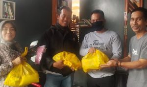 WhatsApp Image 2020-04-07 at 20.37.08 (1) Anggota DPR RI A Rio Idris Padjalangi Bagikan Paket Sembako kepada sejumlah Jurnalis di Bone