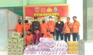 TOPIKTEKINI.COM - JENEPONTO : Tepat pada hari jadi jeneponto ke 157 jumat 1 mei 2020, PT. POS Indonesia dipimpin Oleh Bapak Agung Sumaji selaku manager mutu dan keselamatan kerja kantor regional makassar menyambangi posko gugus tugas covid 19 di makodim 1425 jeneponto dan diterima langsung oleh ketua harian 1 gugus tugas covid 19 Letkol.Inf. Irfan Amir. Pada kesempatan tersebut Agung melaporkan bahwa bantuan yang disalurkan oleh kantor pos indonesia berdasarkan perintah pimpinan dan telah kumpulkan berupa Beras 250 Kg, Mie Sedap 15 Dos + 30 Bungkus dan Minyak goreng (Rose Brand) 50 Liter semoga dapat tersalurkan dengan baik bagi masyarakat berdampak harapnya. Di tempat yang sama Letkol.irfan amir mengapresiasi langkah PT.POS indonesia atas partisipasinya dan kami siap menyalurkan dengan melibatkan organisasi masyarakat, pemuda, dan insan pers sebagai bentuk transparansi penyaluran bantuan kepada masyarakat berdampak ujar irfan amir. Mewakili ketua tim gugus tugas bapak Bupati Jeneponto, selaku ketua pelaksana harian kami ucapkan banyak terimakasih semoga ini menjadi berkah buat masyarakat jeneponto yang berdampak dari covid 19 ini dihari jadi jeneponto yang ke 157 tahun tutup pria 2 bunga dipundak tersebut. Laporan: Usman S
