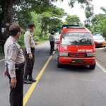 Antispasi COVID-19, TNI-Polri Periksa Suhu tubuh pengendara yang melintas di batas Jeneponto