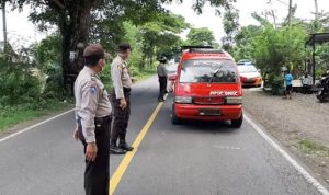 Antispasi COVID-19, TNI-Polri Periksa Suhu tubuh pengendara yang melintas di batas Jeneponto