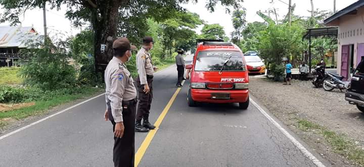 Antispasi COVID-19, TNI-Polri Periksa Suhu tubuh pengendara yang melintas di batas Jeneponto