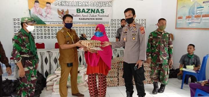 Kapolsek Ponre Hadiri Penyaluran Bantuan Konsumtif Oleh Baznas Bone di Kecamatan Ponre