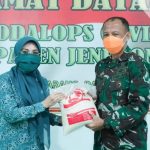 Hamsiah Iksan Menyerahkan Bantuan TP PKK Kepada PLH Tim Gugus Tugas Covid-19 Jeneponto.