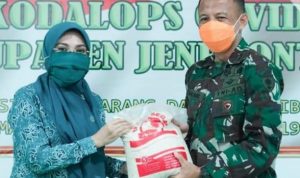 Hamsiah Iksan Menyerahkan Bantuan TP PKK Kepada PLH Tim Gugus Tugas Covid-19 Jeneponto.