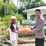 Baksos Peduli Covid-19, Polsek Ponre Serahkan Paket Sembako Kepada Imam dan Pengurus Masjid