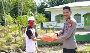 Baksos Peduli Covid-19, Polsek Ponre Serahkan Paket Sembako Kepada Imam dan Pengurus Masjid